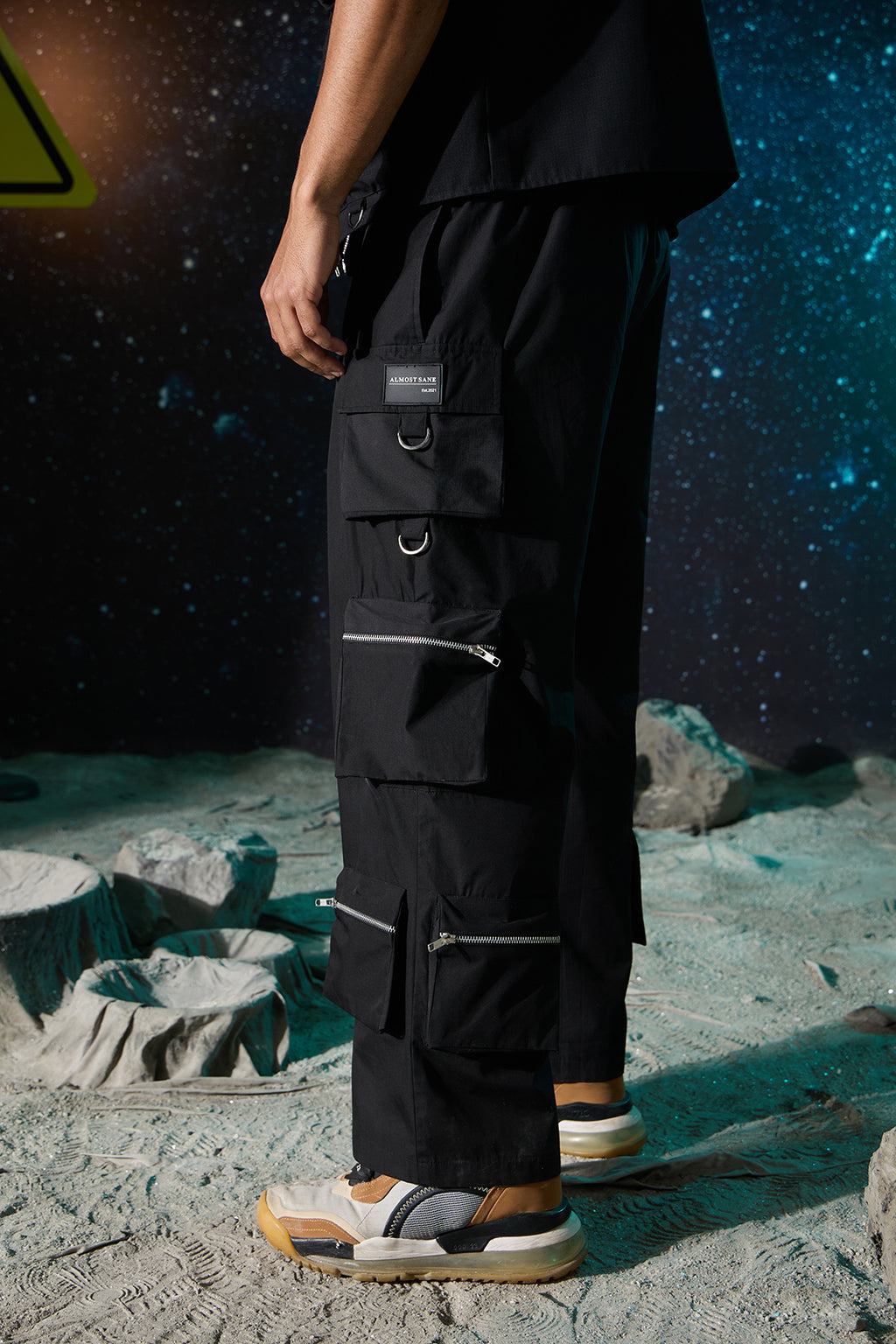 MEN'S BLACK ZIPPER CARGO